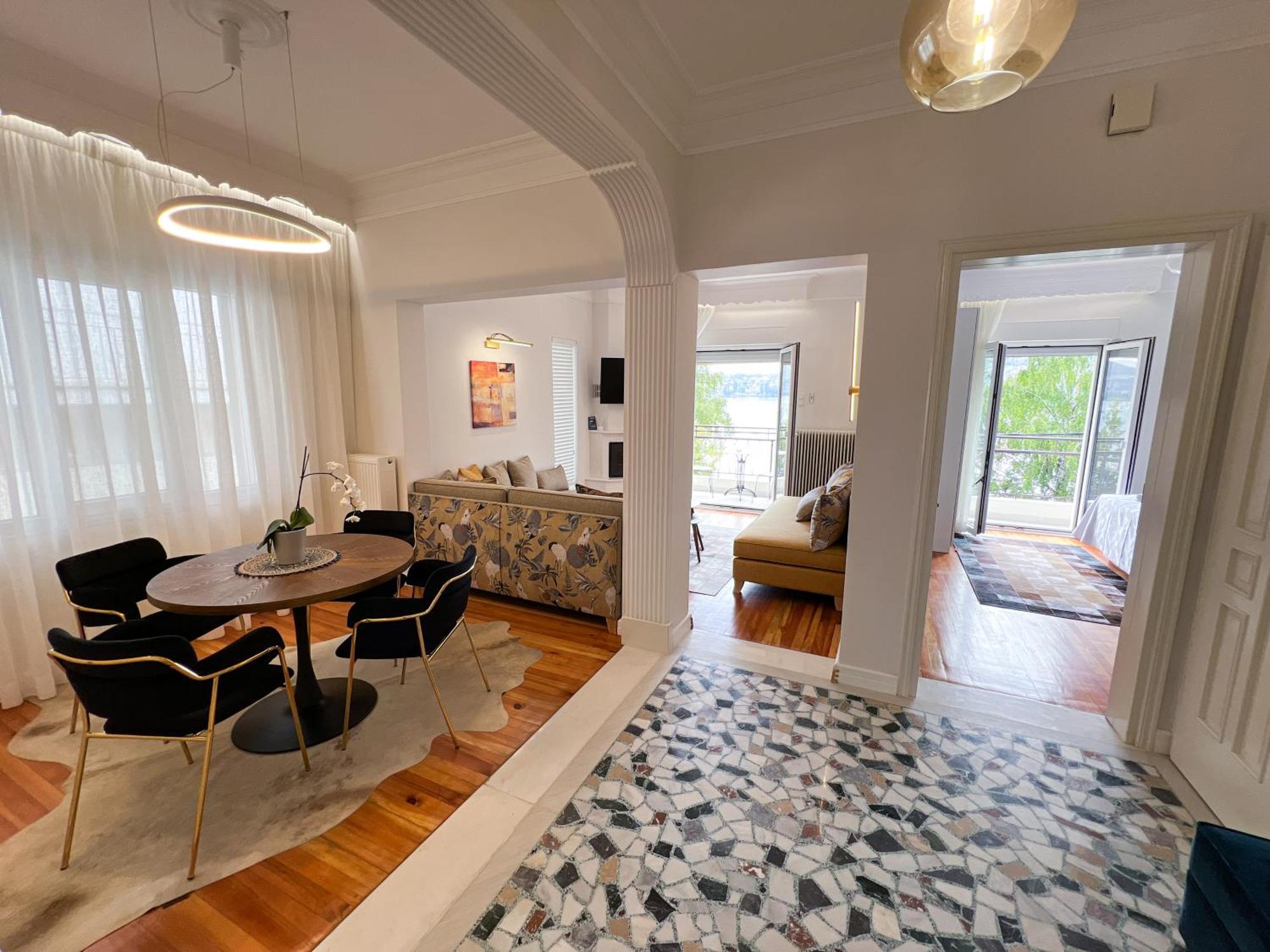Casa Bianca Luxury Lakefront 2br 2ba Kastoria