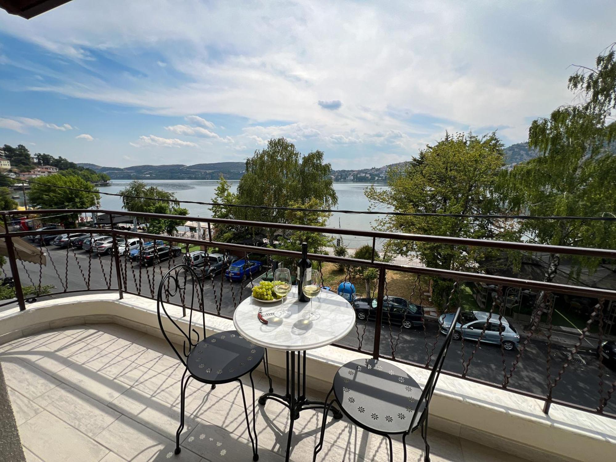 Casa Bianca Luxury Lakefront 2br 2ba Apartment