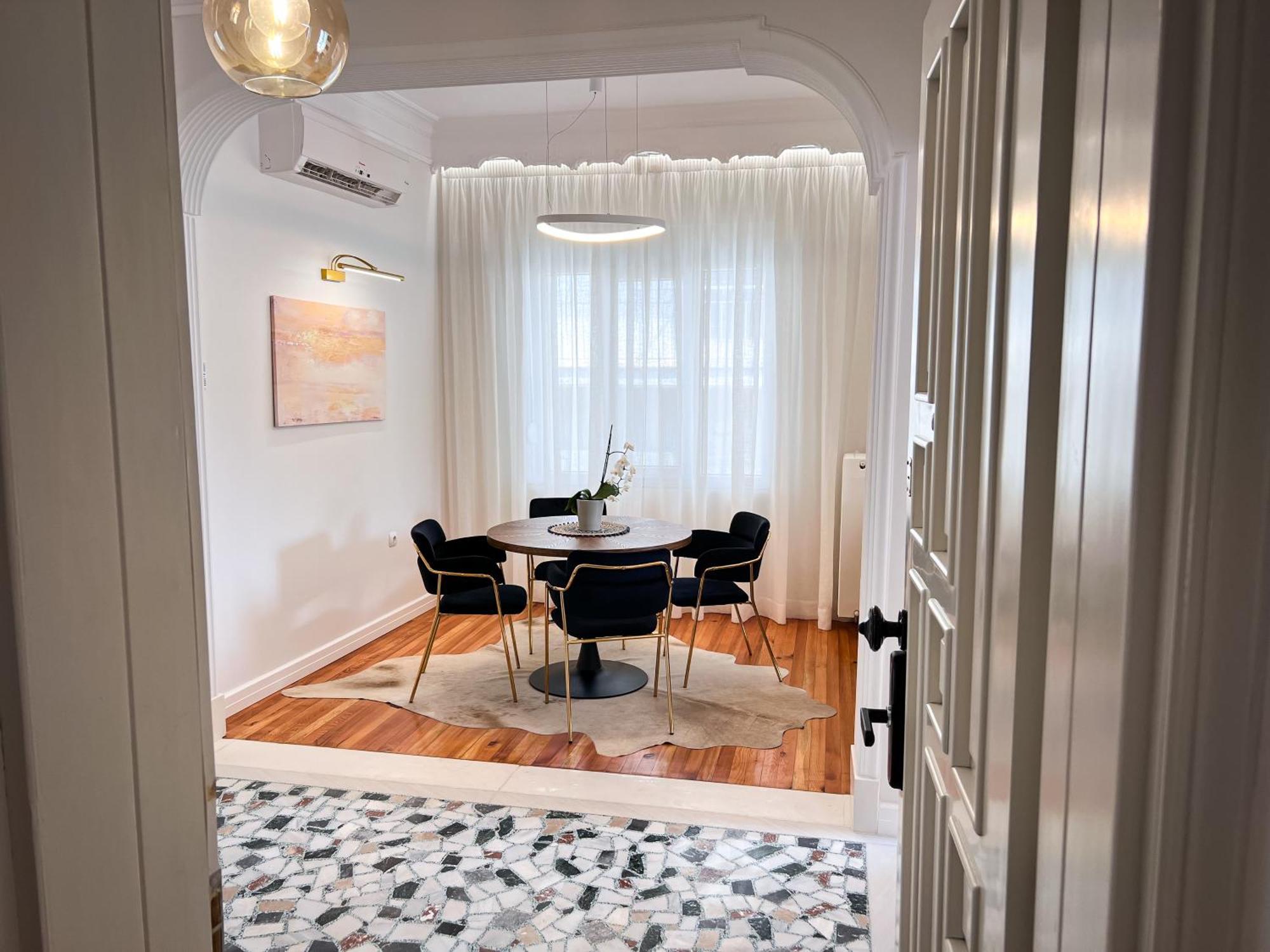 Casa Bianca Luxury Lakefront 2br 2ba Kastoria