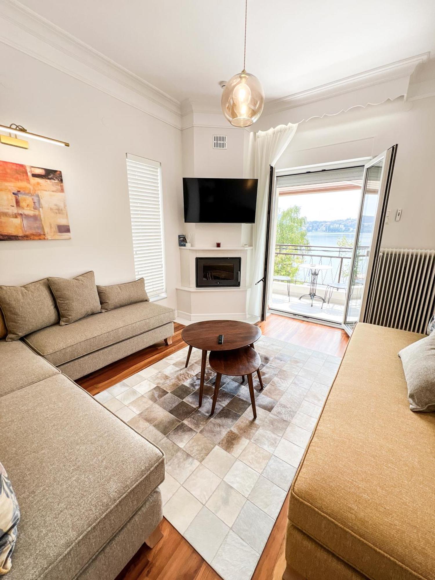 Casa Bianca Luxury Lakefront 2br 2ba *