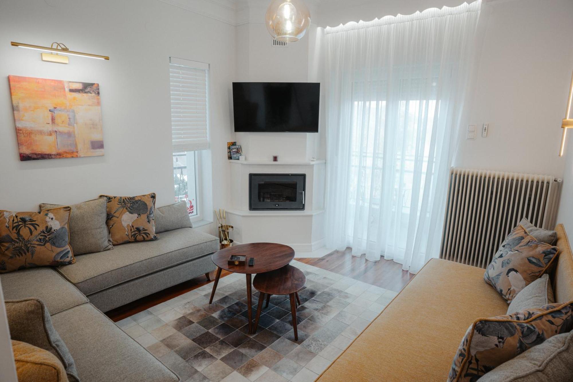 Casa Bianca Luxury Lakefront 2br 2ba Apartment