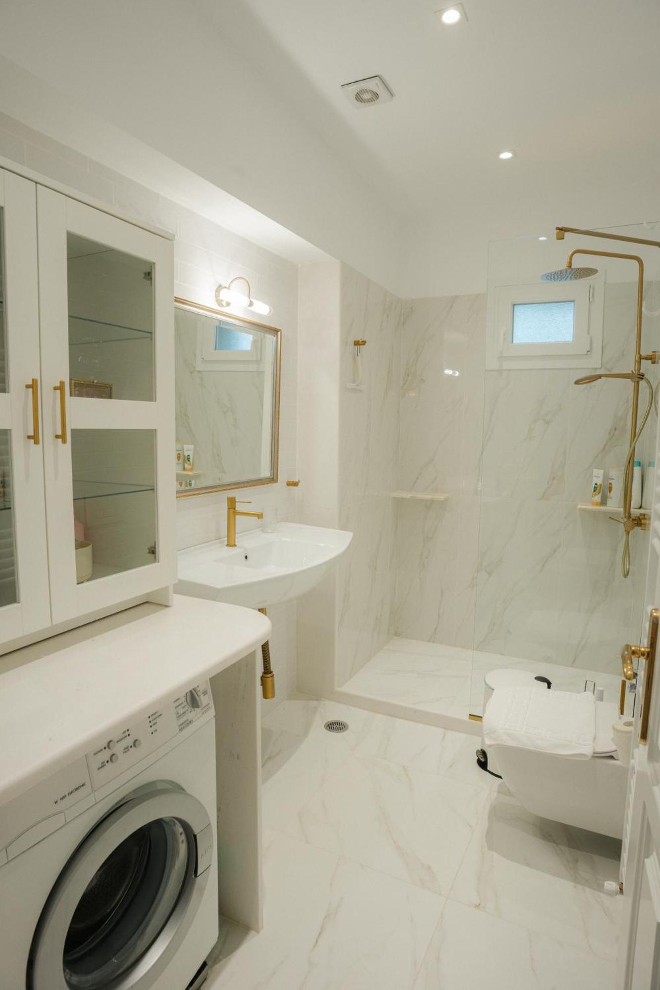 Casa Bianca Luxury Lakefront 2br 2ba Apartment