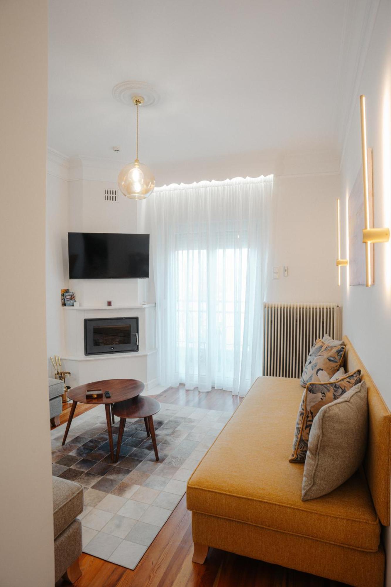 Casa Bianca Luxury Lakefront 2br 2ba Apartment *