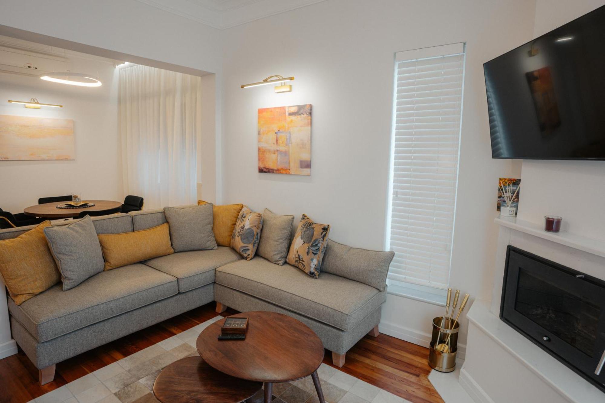Casa Bianca Luxury Lakefront 2br 2ba * Kastoria