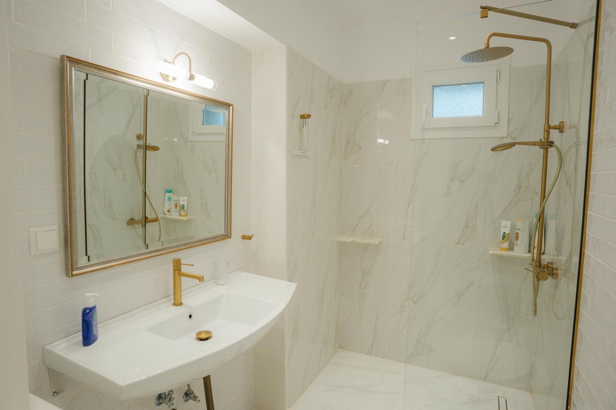 Casa Bianca Luxury Lakefront 2br 2ba *