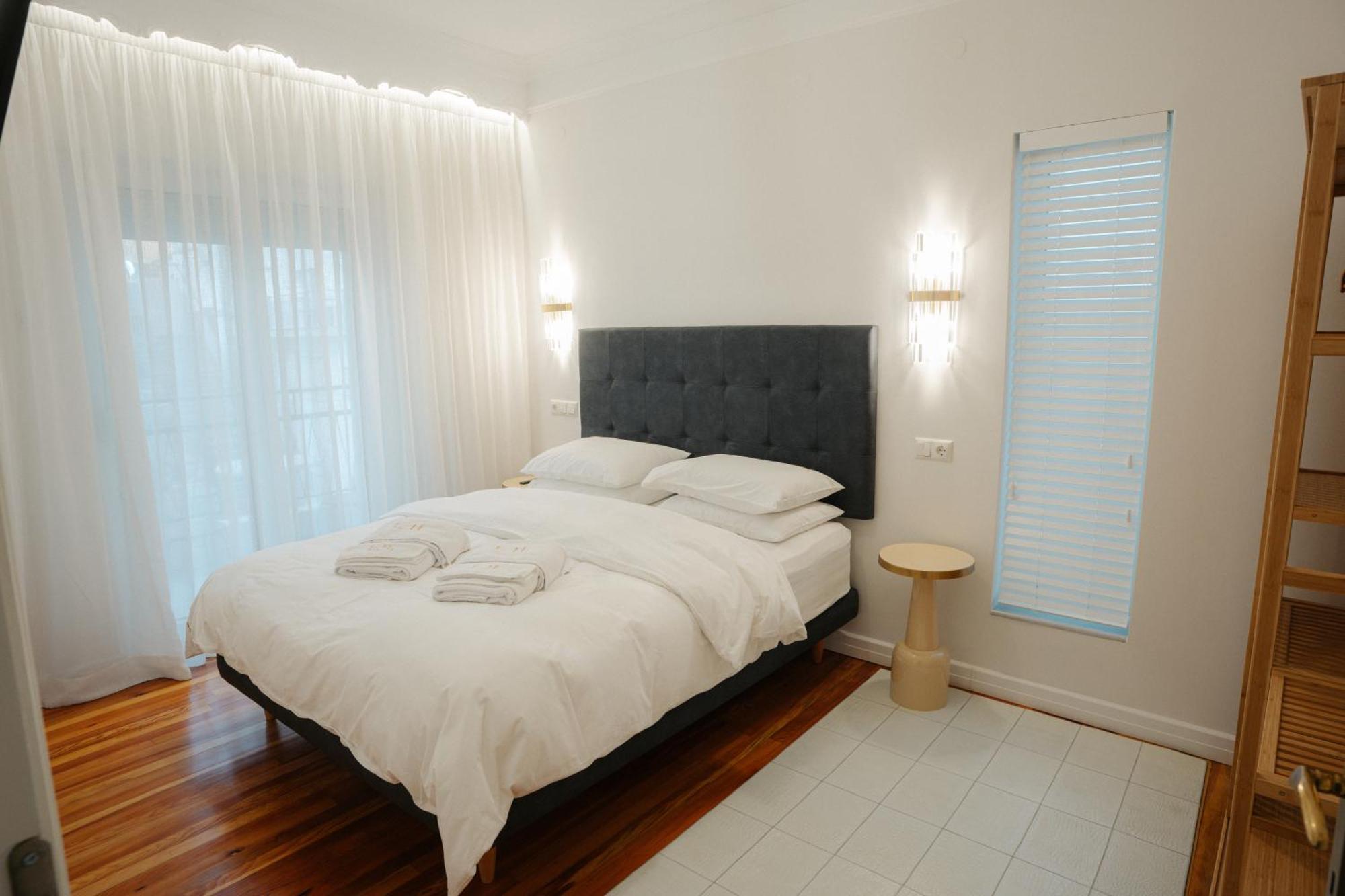 Casa Bianca Luxury Lakefront 2br 2ba Apartment