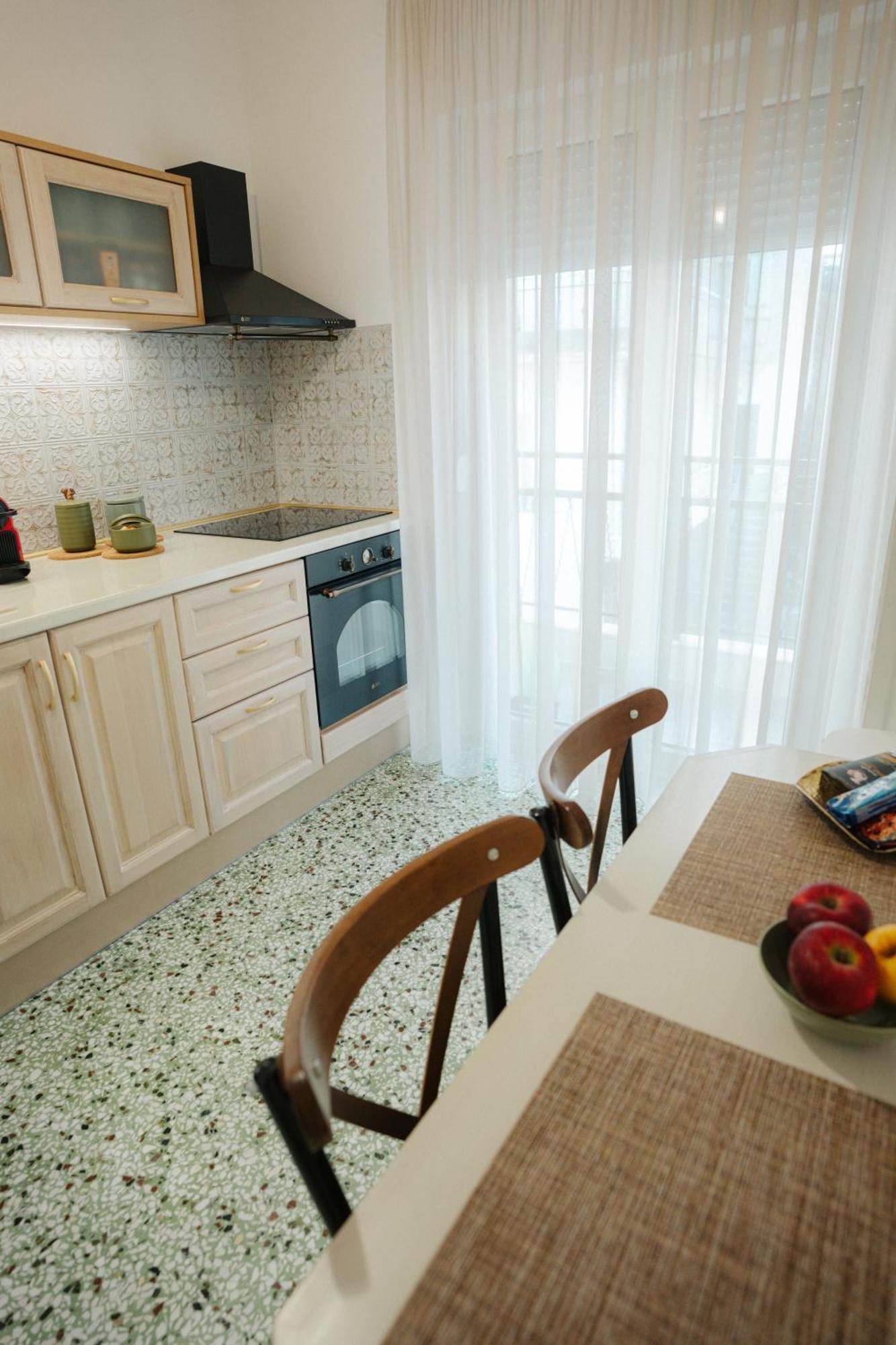 Casa Bianca Luxury Lakefront 2br 2ba Apartment *